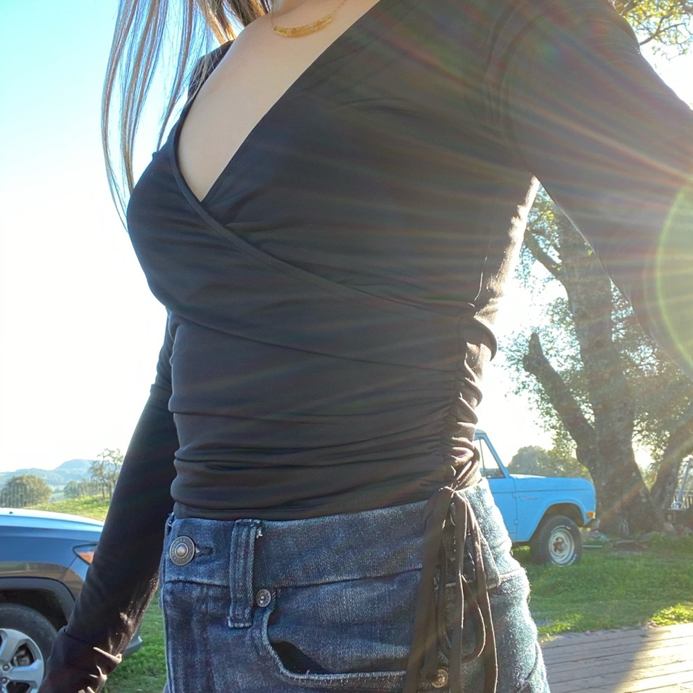 Sleek black cropped long sleeve
